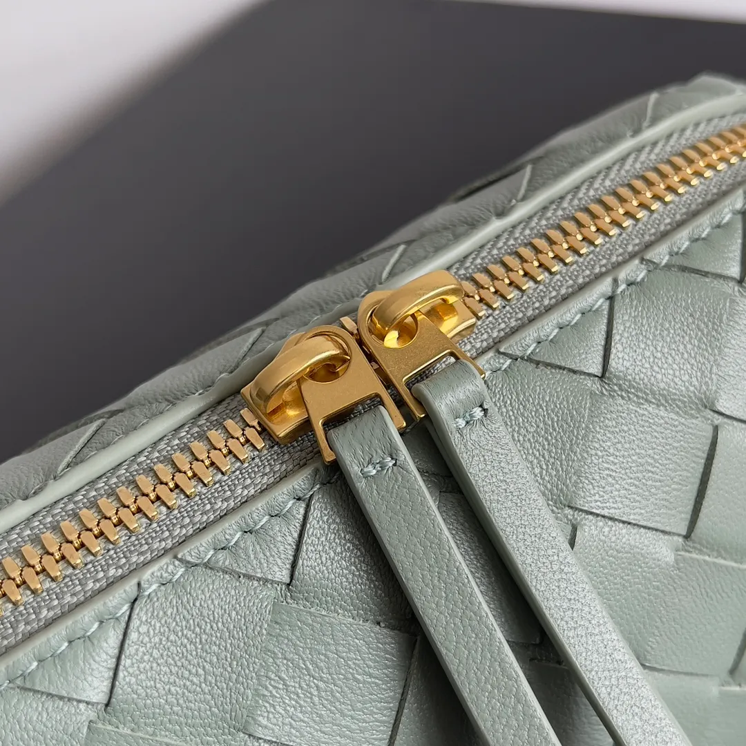 Batch 1260 BV new mini bag ceiling Bottegaveneta new Concert Pouch bag is small and has a large capacity. It can hold a Pro max mobile phone. The shoulder strap is adjustable for cross-body carry. It is very cost-effective when carried on one shoulder. The latest small bag in autumn has a lot of capacity. It can hold 4 short clips. I also tried it and it can hold one of my fists. It is cute, the capacity is touching and the length of the shoulder strap is adjustable for daily commuting. Full score 10 #bv woven bag Style number: 794258 Size: 18.5*11.5*8.5cm